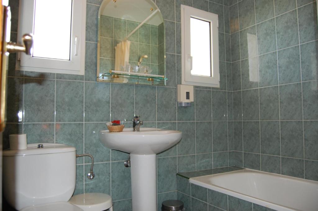 A bathroom at Hotel Los Duques