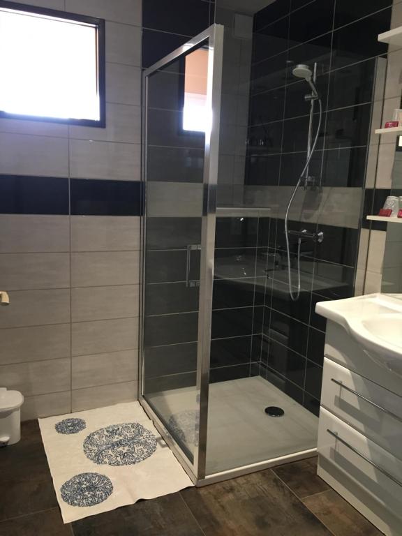Koupelna v ubytování Gîte aux Portes d'Aubrac