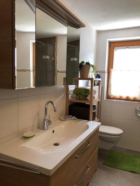 Kúpeľňa v ubytovaní Apartment Sunshine Bruck am Ziller