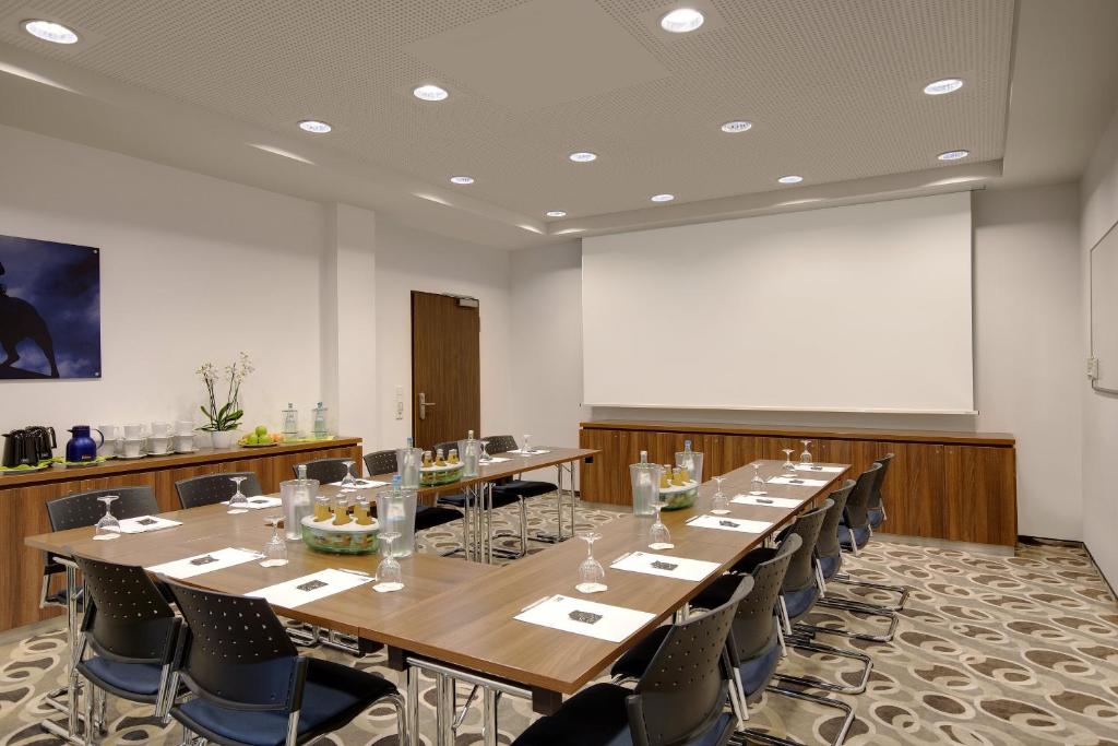 Бизнес-центр и/или конференц-зал в Holiday Inn Express Bremen Airport by IHG