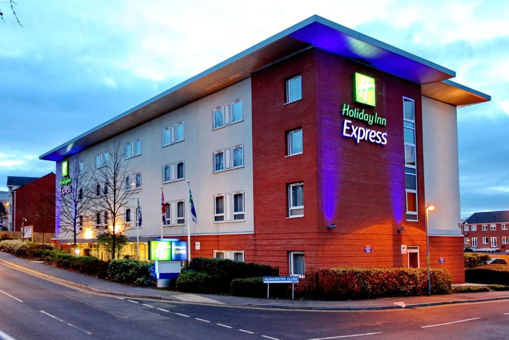 un gran edificio con las palabras Hilton Express en él en Holiday Inn Express Birmingham Redditch, an IHG Hotel, en Redditch