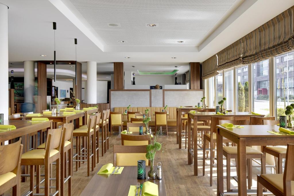Ресторан / где поесть в Holiday Inn Express Bremen Airport by IHG