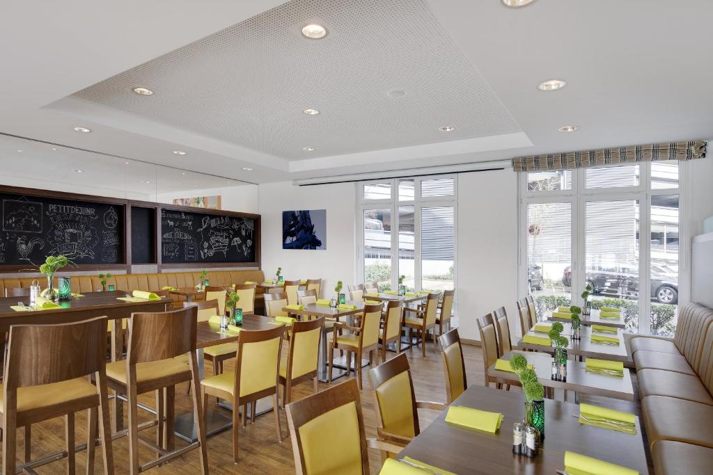 Гостиная зона в Holiday Inn Express Bremen Airport by IHG