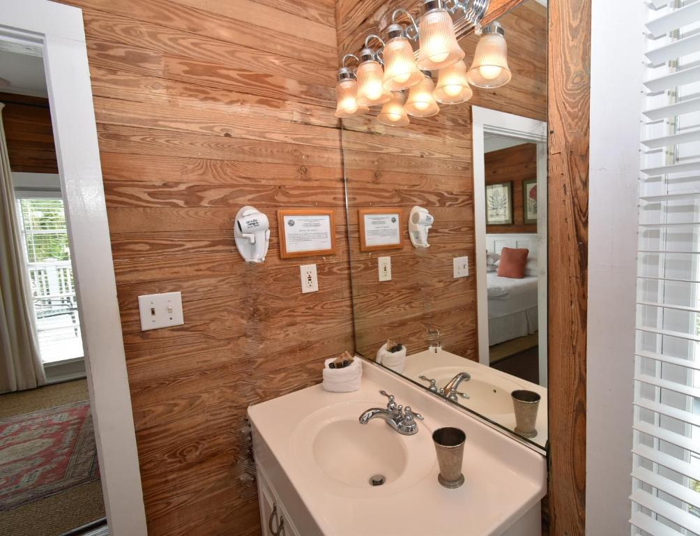 Vannituba majutusasutuses Simonton Court Historic Inn & Cottages