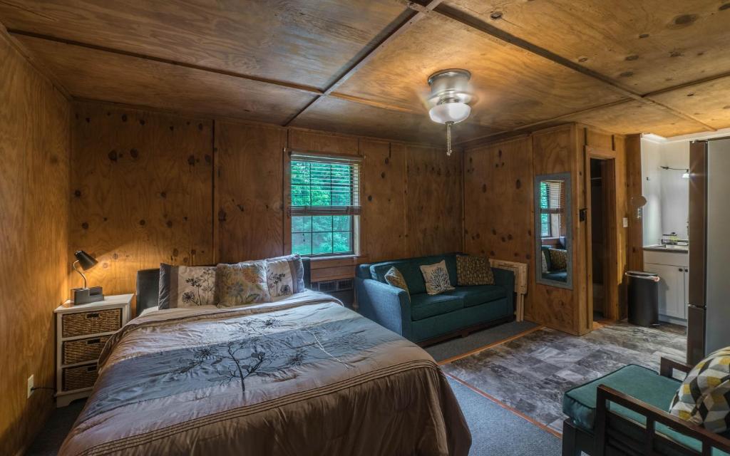 1 dormitorio con cama y sofá en The Sugar Creek Retreat en Garfield