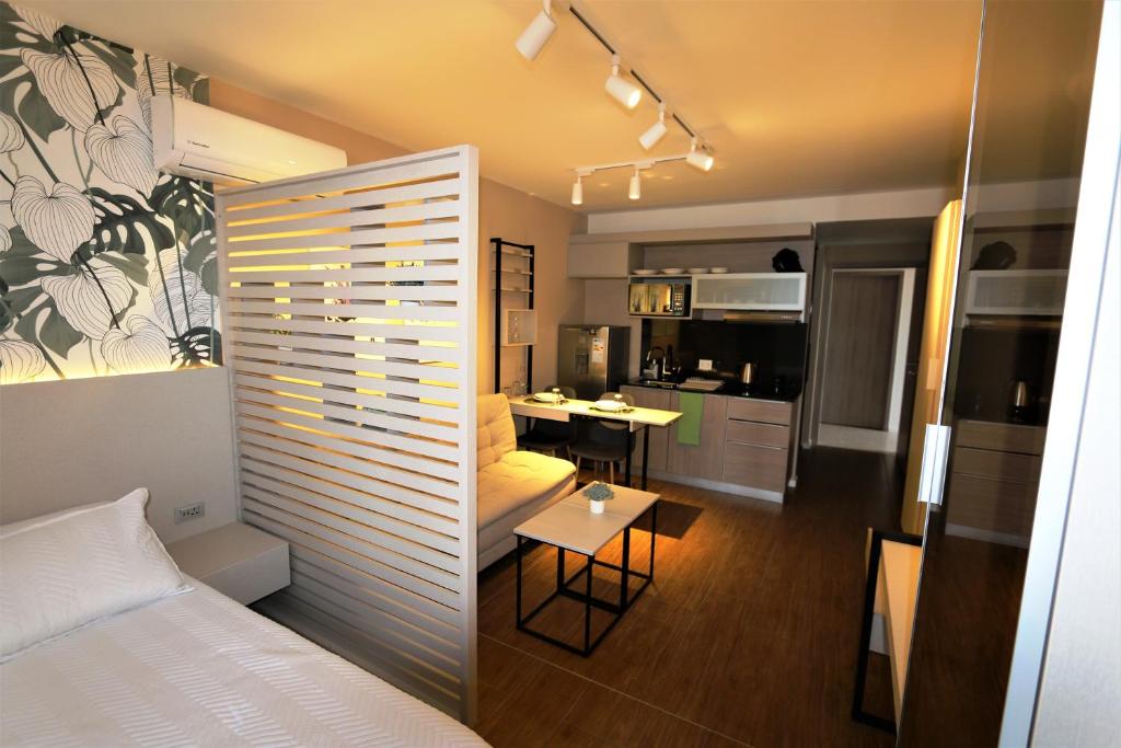 una camera con letto, soggiorno e cucina di Studio YOU by INN a Santa Cruz de la Sierra