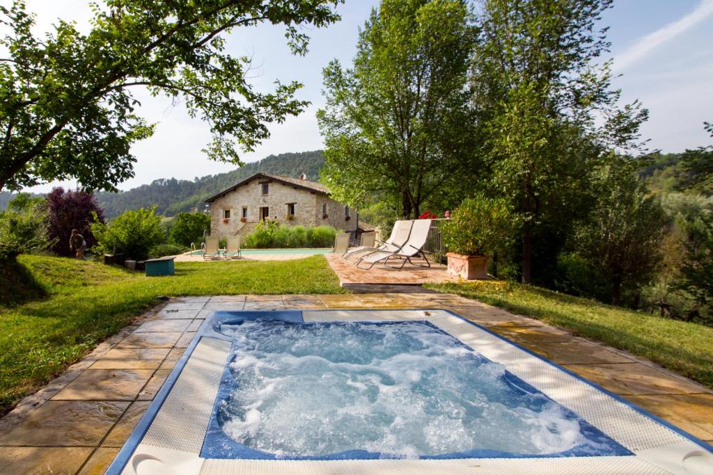 CollazzoneにあるCASALE SANTA CATERINA Jacuzzi and Poolの家のある庭の中庭のプール