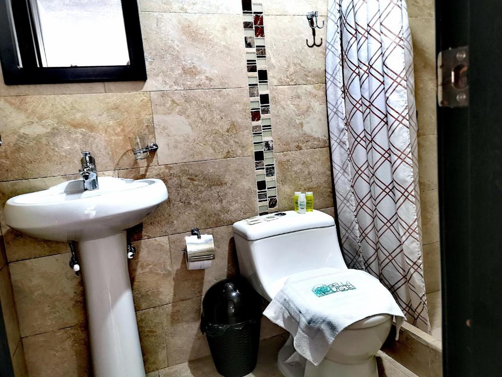 Koupelna v ubytování Hotel Muros Quito
