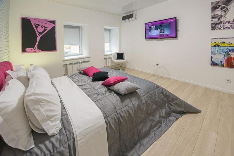 キーウにあるAlex Apartments near Kreshatik stのベッドルーム1室(ピンクの枕が付いた大型ベッド1台付)