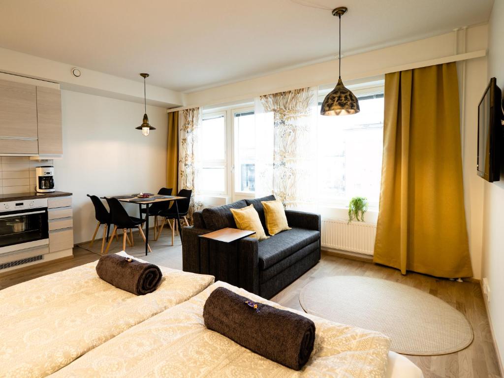 - un salon avec un canapé et une table dans l'établissement First Aparthotel Comet, à Rovaniemi