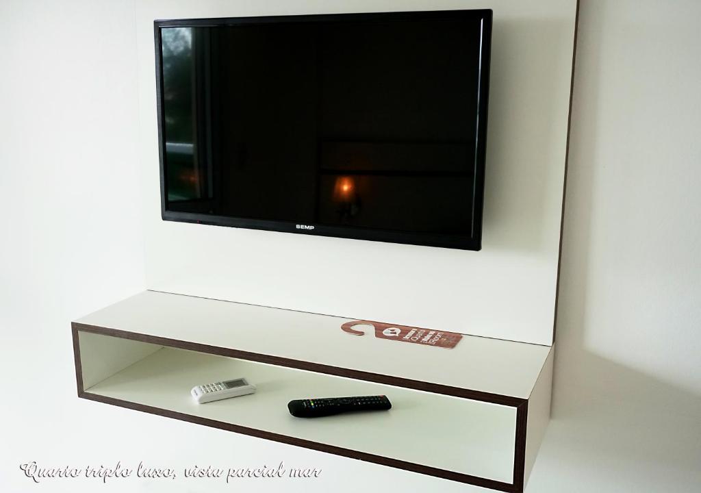 TV a/nebo společenská místnost v ubytování Pousada Molhes da Barra