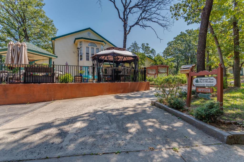 uma casa com um gazebo numa entrada em The Whispering Pines Inn em Norman