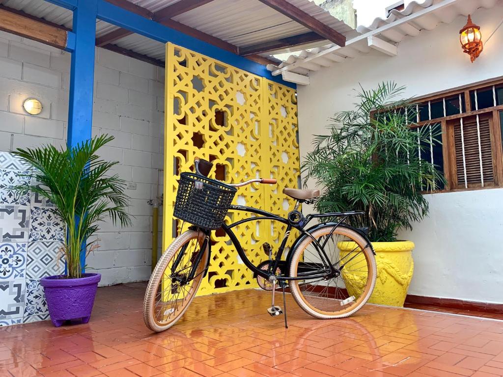 una bicicleta estacionada frente a una pared amarilla en Pedregal Home, en Cartagena de Indias