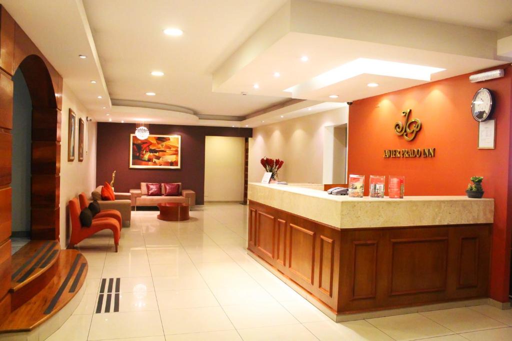 een lobby van een ziekenhuis met een wachtkamer bij HOTEL Javier Prado Inn in Lima