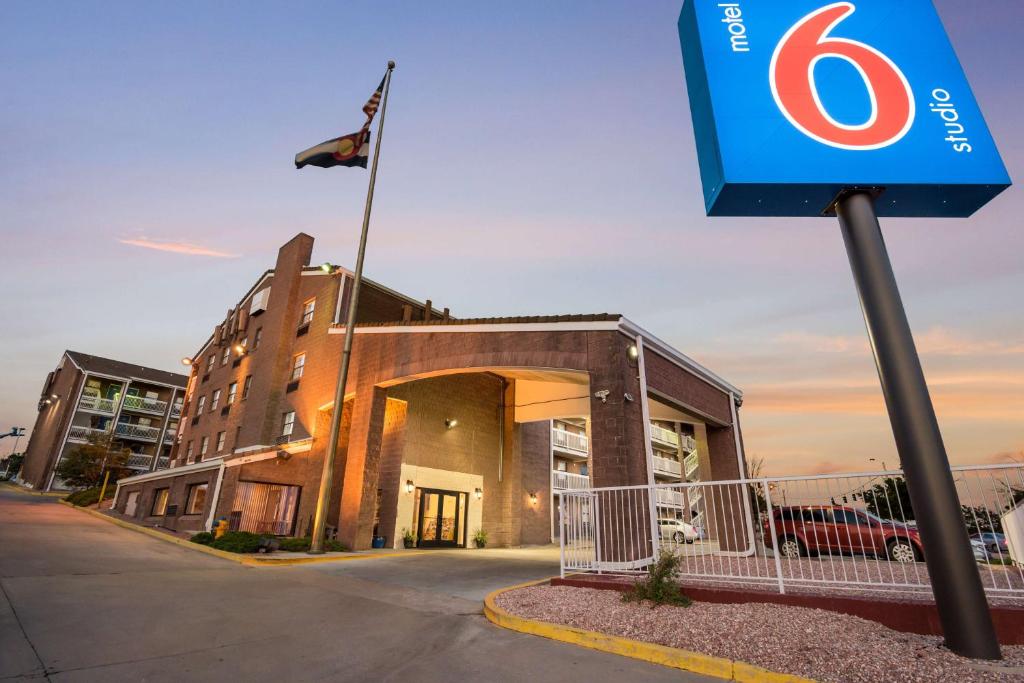 un edificio con una señal delante de él en Motel 6-Colorado Springs, CO - Air Force Academy en Colorado Springs