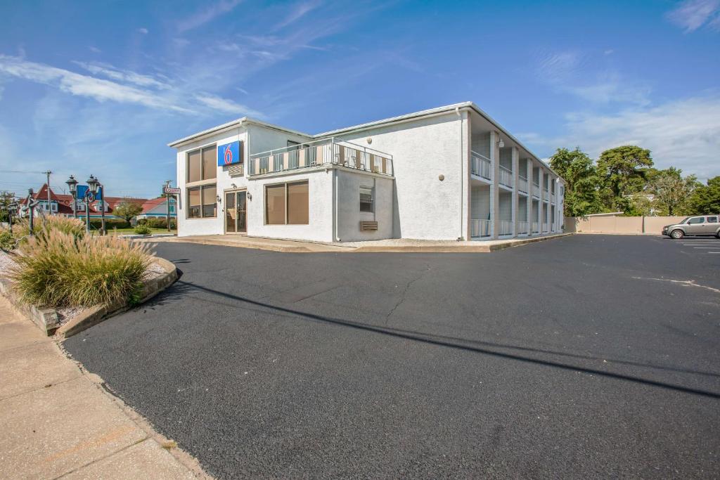 a large white building on the side of a street at Motel 6-Somers Point, NJ - Ocean City - Wild Wood Beach in Somers Point