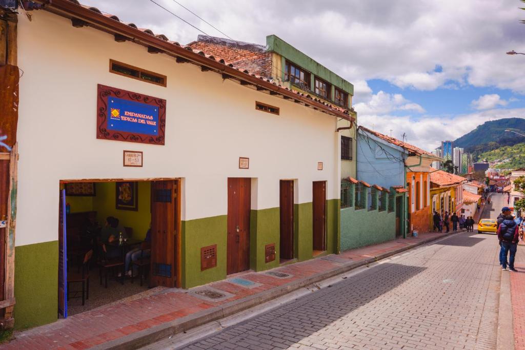 eine Straße mit einem Gebäude an der Seite einer Straße in der Unterkunft Hostal Doña Eliza in Bogotá