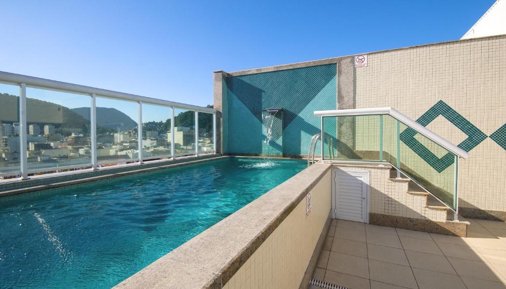 a swimming pool on the side of a building at Hotel Bandeirantes in Rio de Janeiro