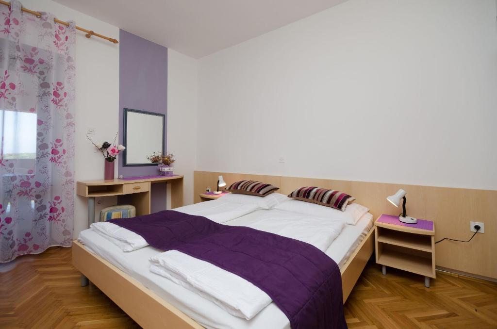 Кровать или кровати в номере Apartments Mirjana B