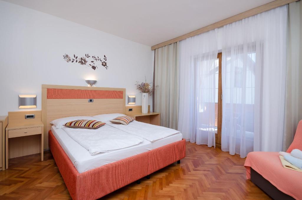 Кровать или кровати в номере Apartments Mirjana B