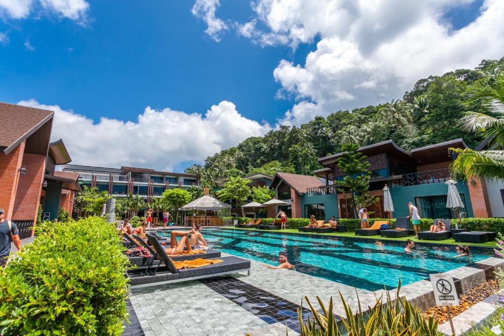 Bazén v ubytovaní ChaoKoh Phi Phi Hotel and Resort- SHA Extra Plus alebo v jeho blízkosti