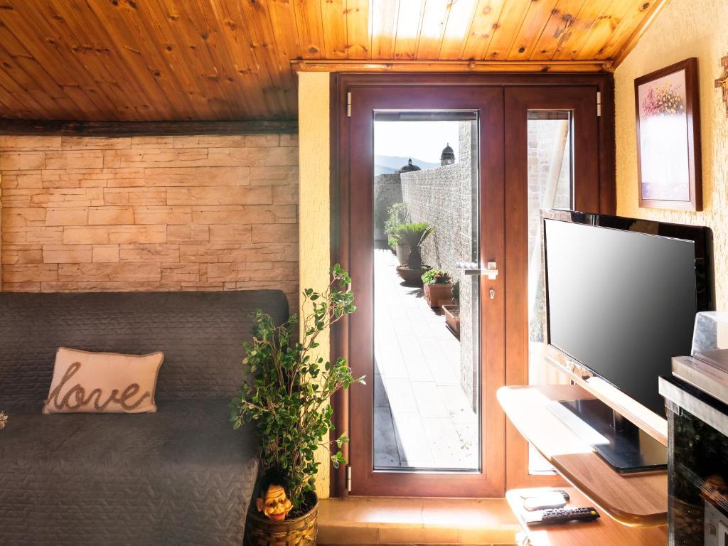 Televízia a/alebo spoločenská miestnosť v ubytovaní B&B Laura