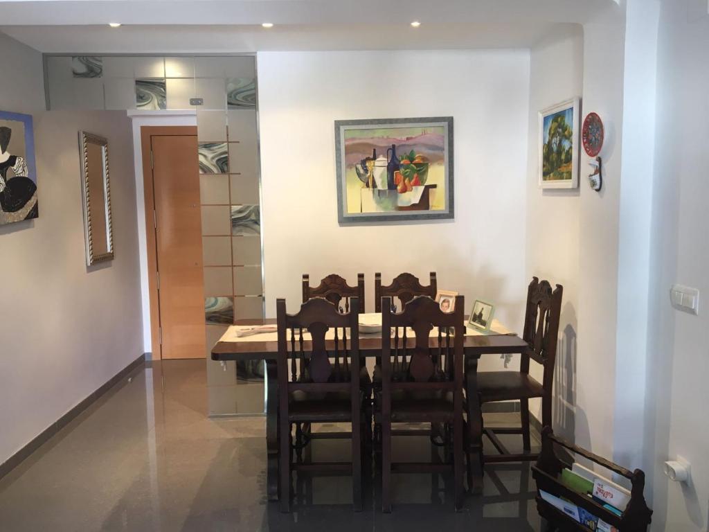 - une salle à manger avec une table et des chaises dans l'établissement Bonito apartament a 3 minutos de la playa, à Cullera