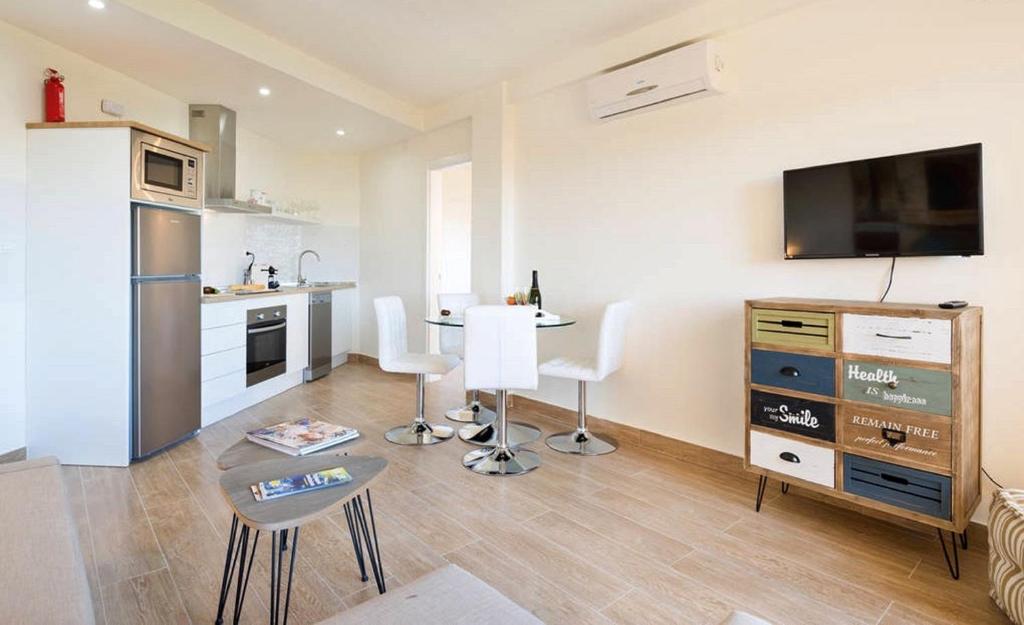 cocina con mesa y sillas en una habitación en Apartment Club Playa Flores Torremolinos, en Torremolinos
