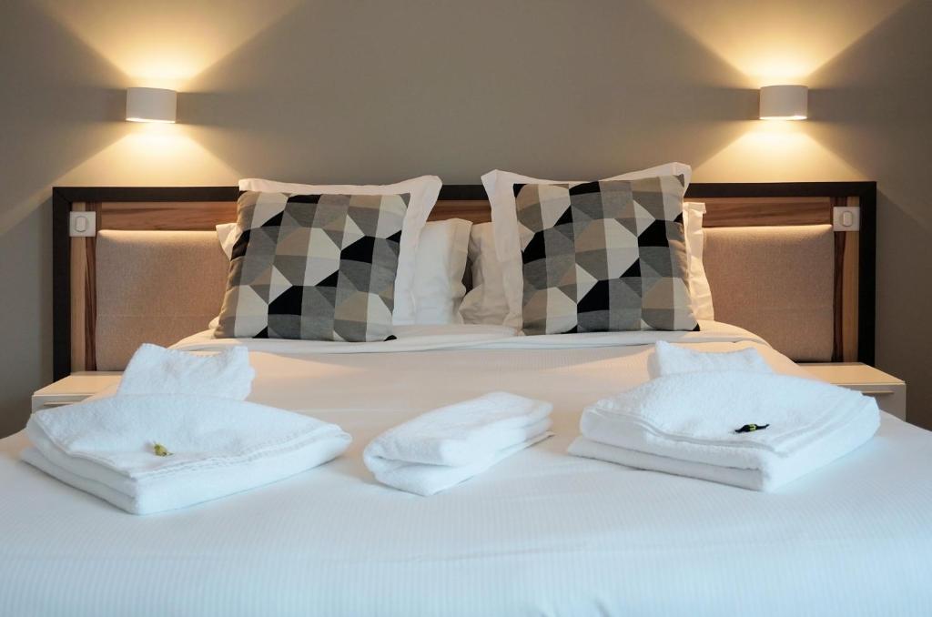 Postel nebo postele na pokoji v ubytování Logis Hôtel Le Confluent
