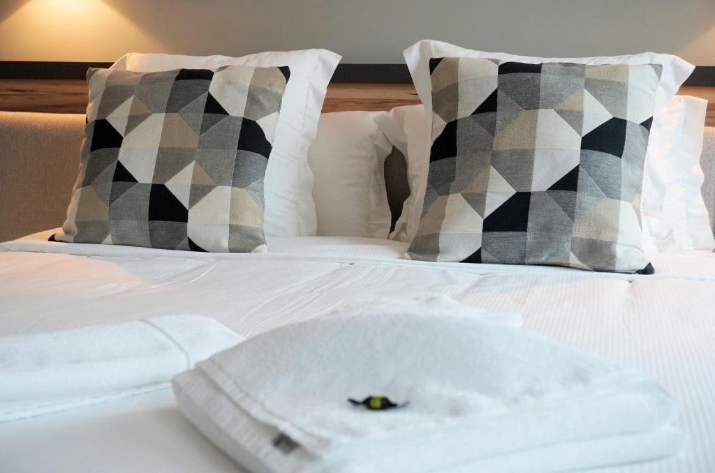Postel nebo postele na pokoji v ubytování Logis Hôtel Le Confluent