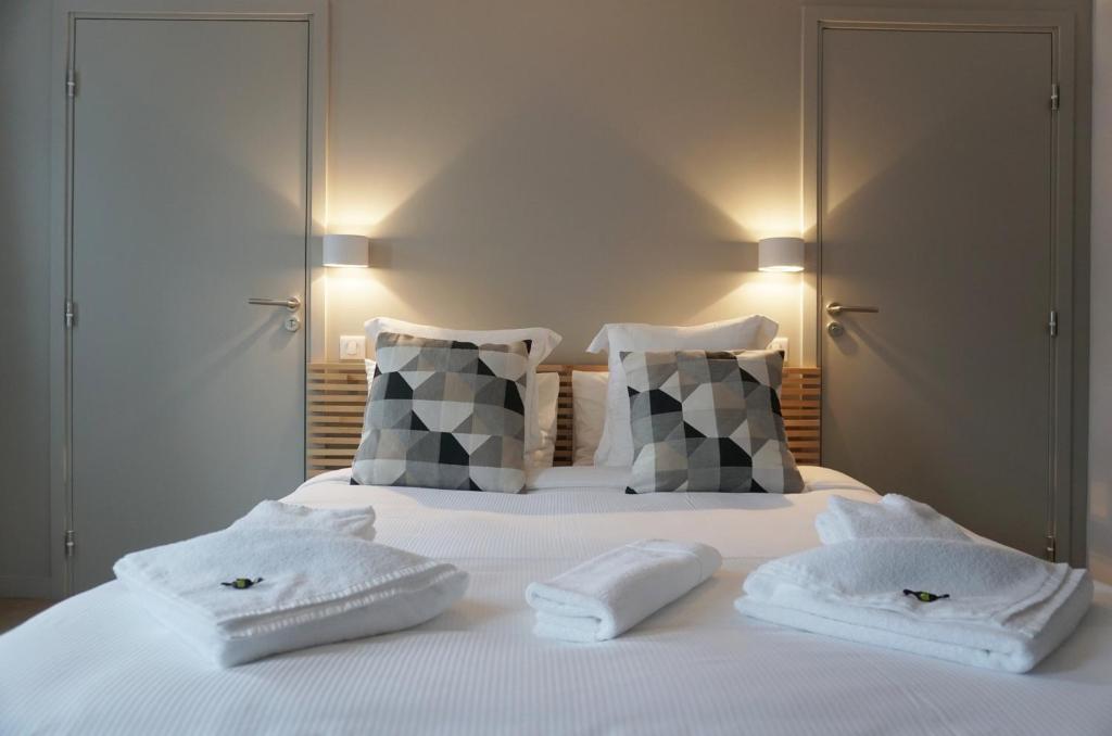 Postel nebo postele na pokoji v ubytování Logis Hôtel Le Confluent