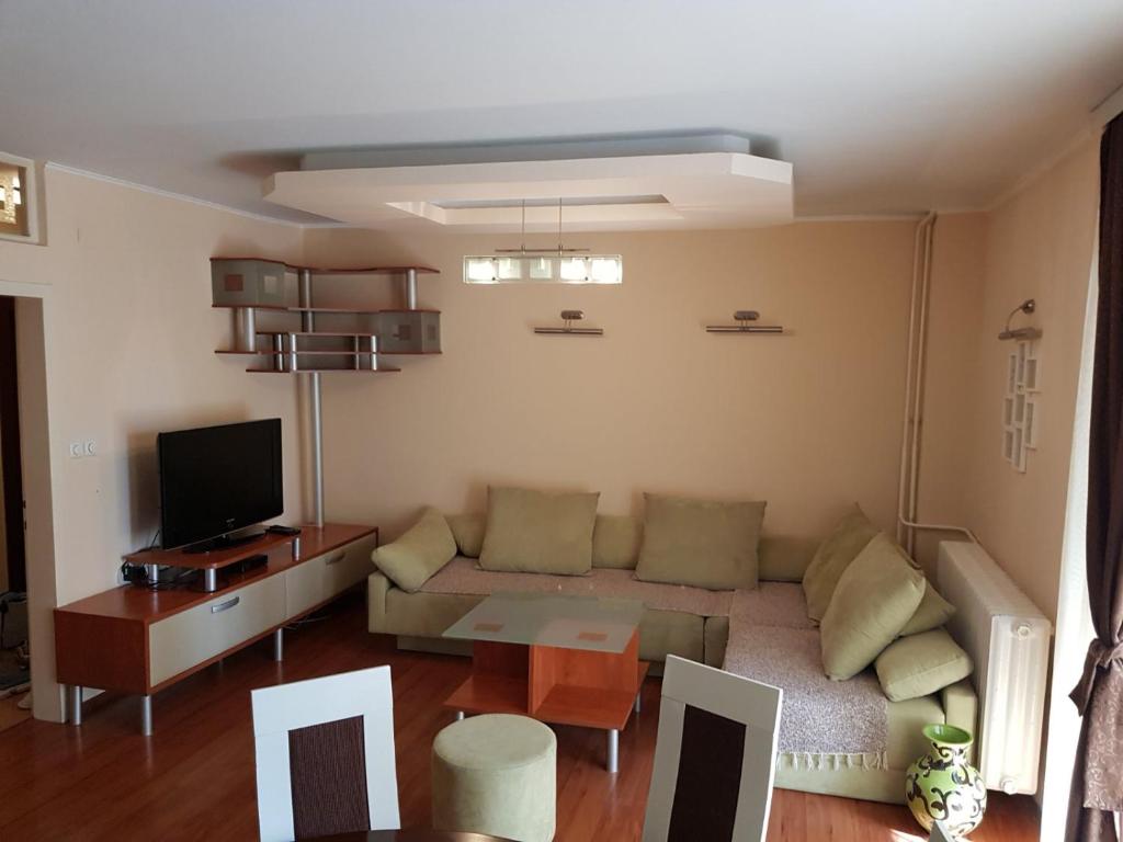sala de estar con sofá y mesa en Petrov Apartment in Downtown - City Center 70m2, en Skopje