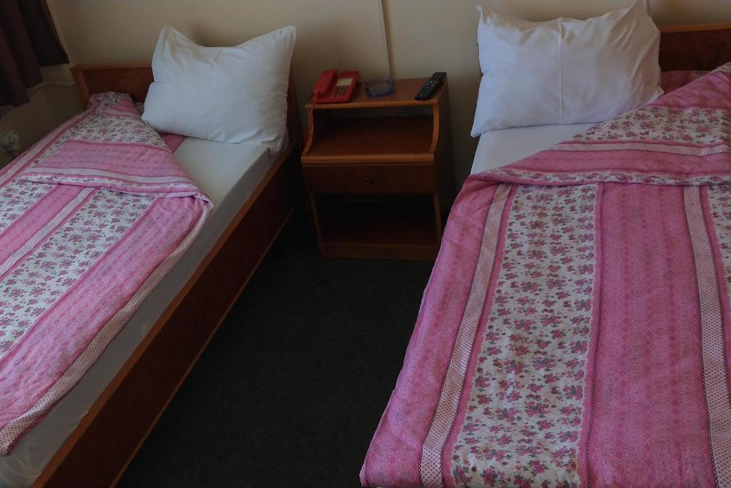 A bed or beds in a room at OTEL ÇINAR