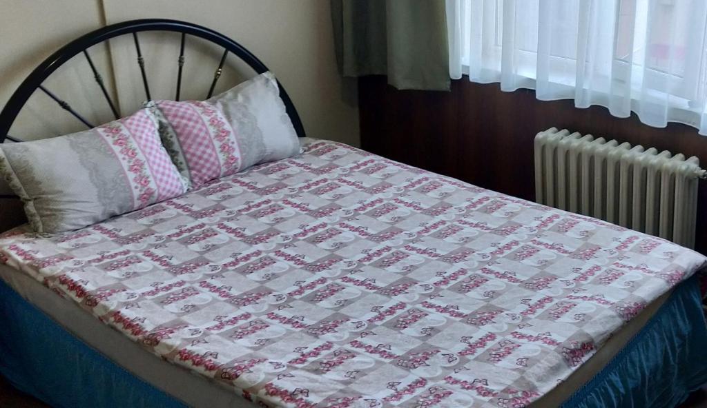 A bed or beds in a room at OTEL ÇINAR