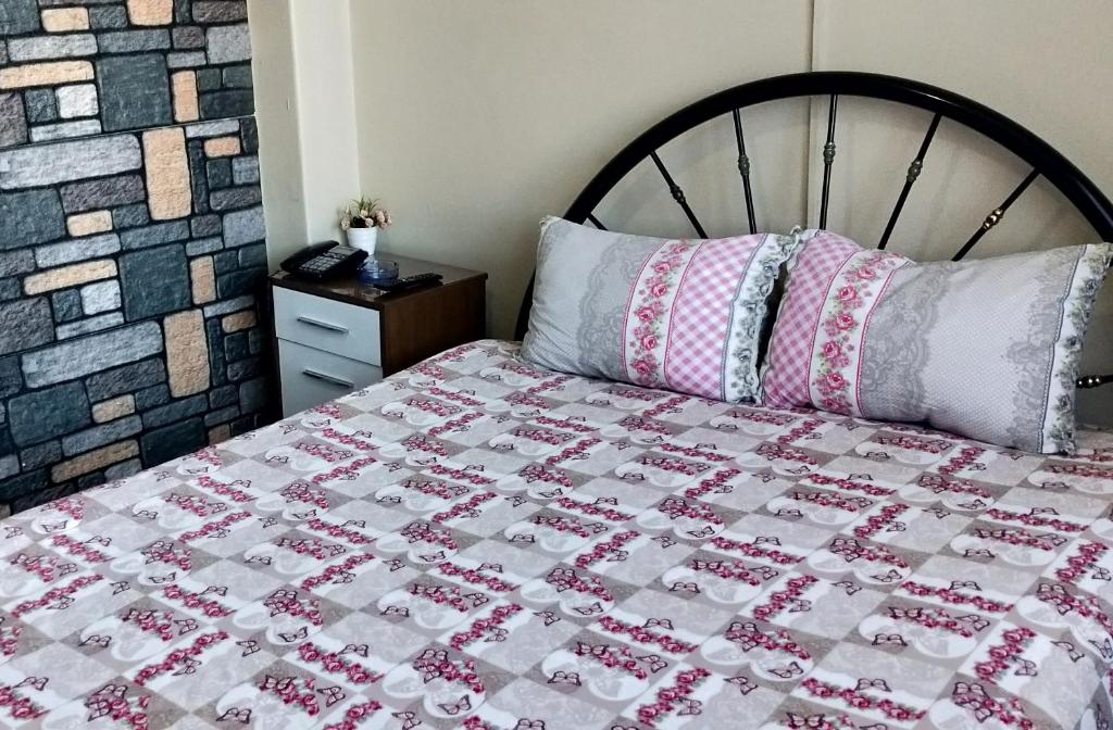 A bed or beds in a room at OTEL ÇINAR