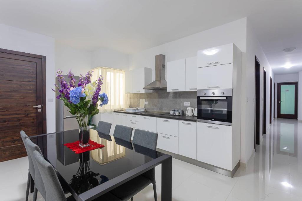 Kuchyň nebo kuchyňský kout v ubytování Belvedere Airport Suites