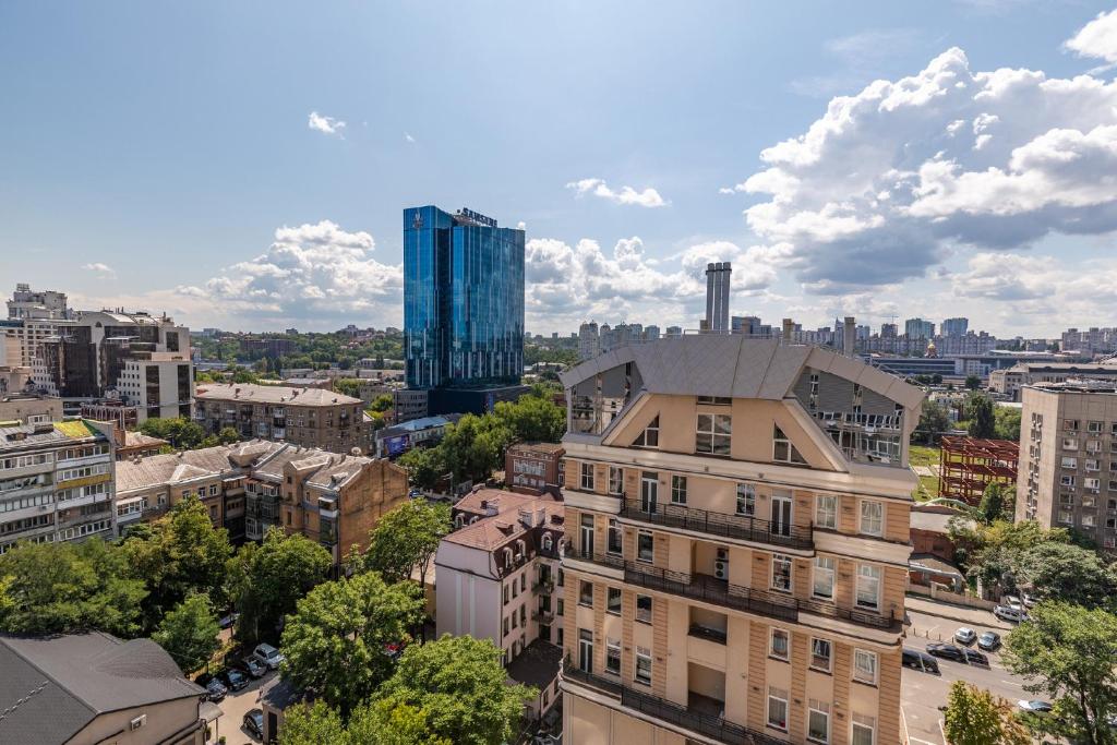 Nespecifikovaný výhled na destinaci Kyjev nebo výhled na město při pohledu z apartmánu