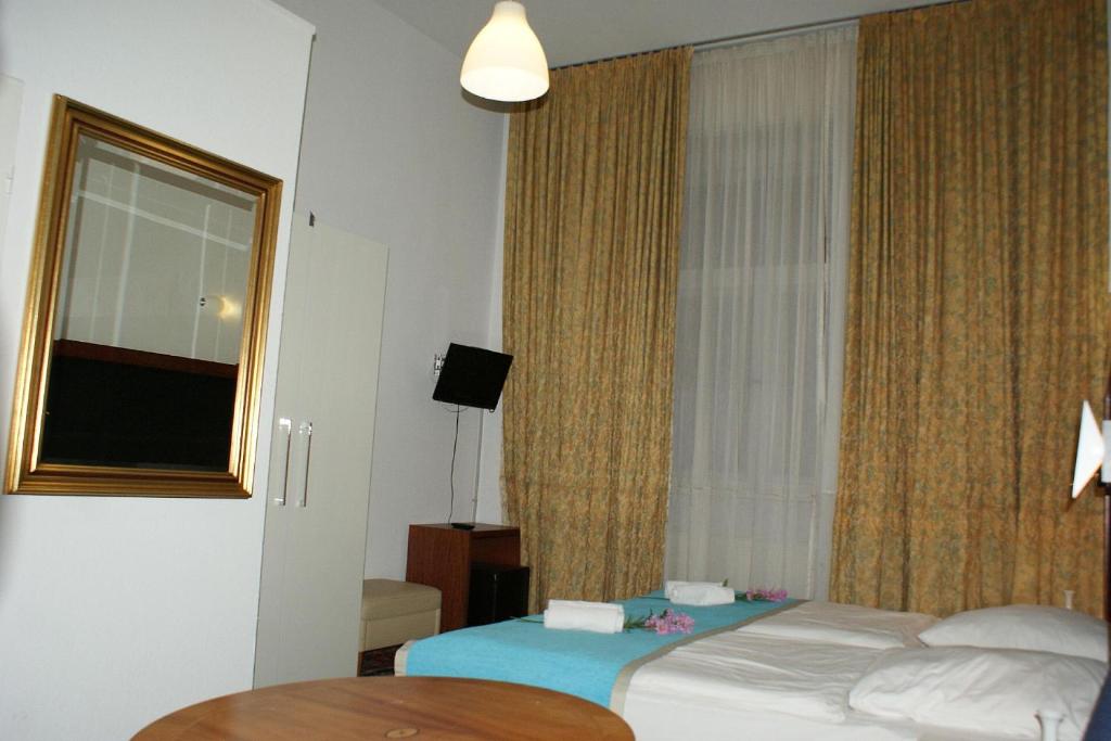 Postel nebo postele na pokoji v ubytování Hotel Garni Aaberna