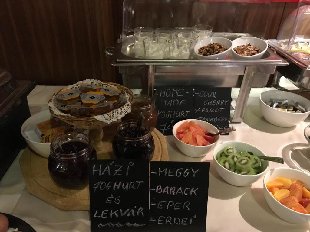 Jídlo v hotelu nebo okolí