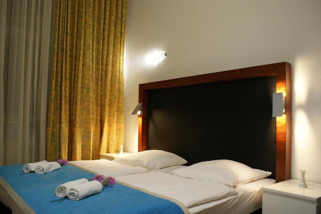 Postel nebo postele na pokoji v ubytování Hotel Garni Aaberna