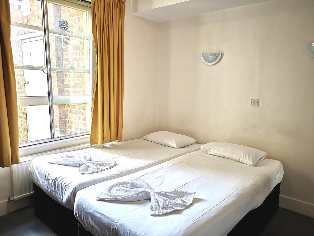 Postel nebo postele na pokoji v ubytování Aquarius Hotel