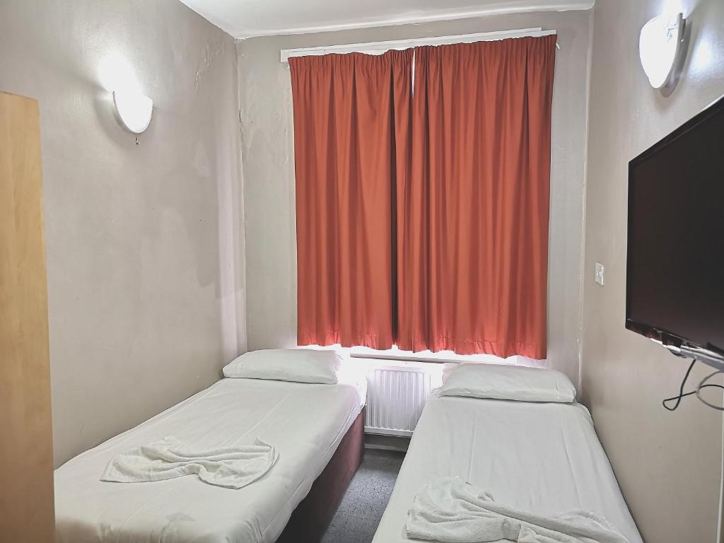 Postel nebo postele na pokoji v ubytování Aquarius Hotel