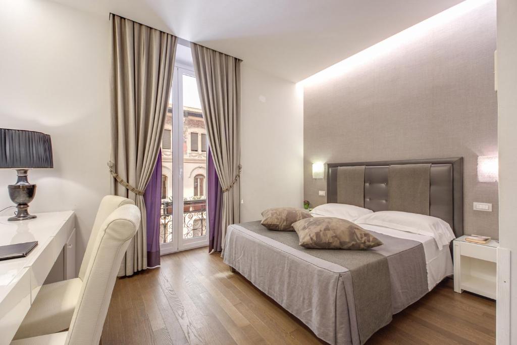 Tempat tidur dalam kamar di Roma Boutique Hotel