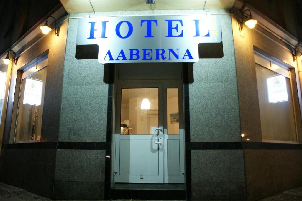 un panneau indiquant l'hôtel sur le côté d'un bâtiment dans l'établissement Hotel Garni Aaberna, à Berlin