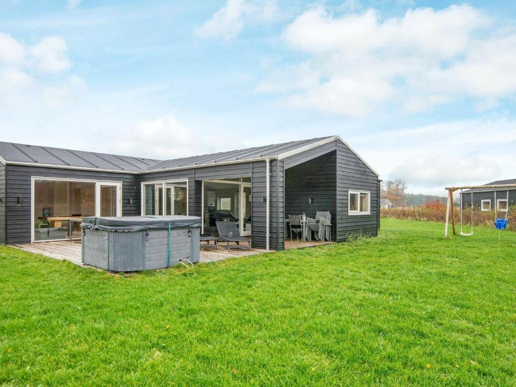 une maison modulaire avec une grande cour dans l'établissement 10 person holiday home in Glesborg, à Fjellerup Strand