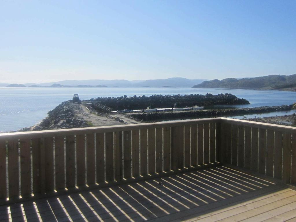 vistas al océano desde la terraza de una casa en Three-Bedroom Holiday home in Storfosna, en Sletta