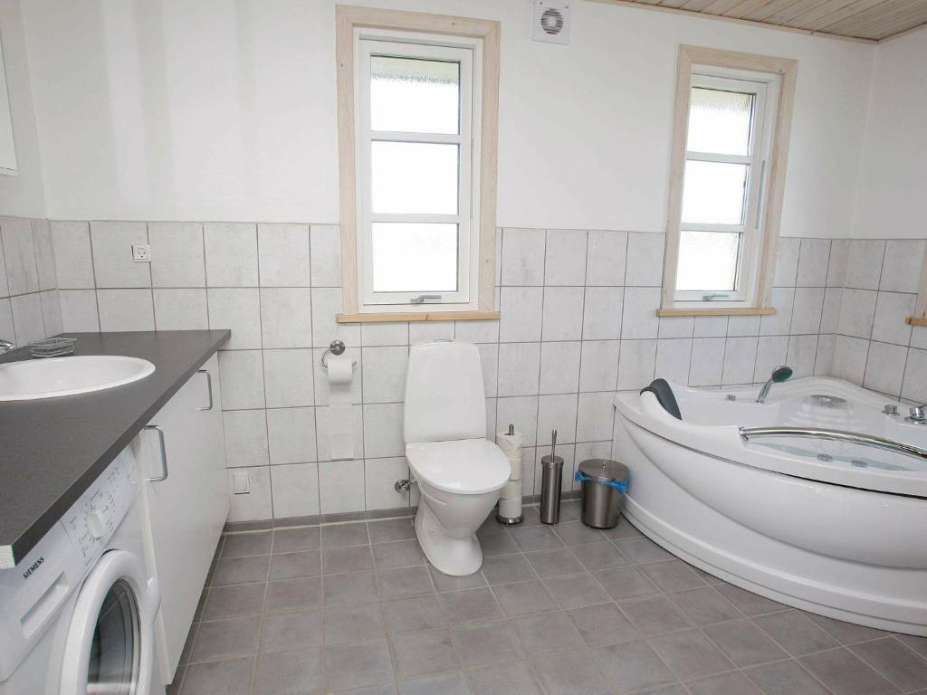 Koupelna v ubytování Three-Bedroom Holiday home in Brovst 31