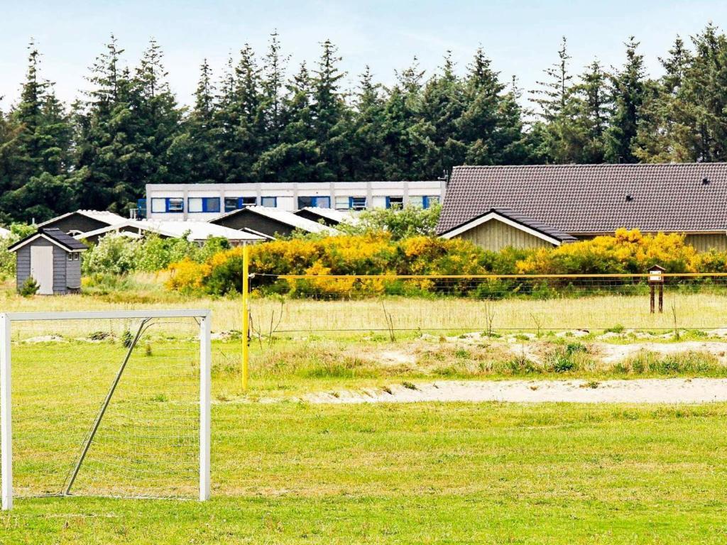 Zahrada ubytování Three-Bedroom Holiday home in Brovst 31