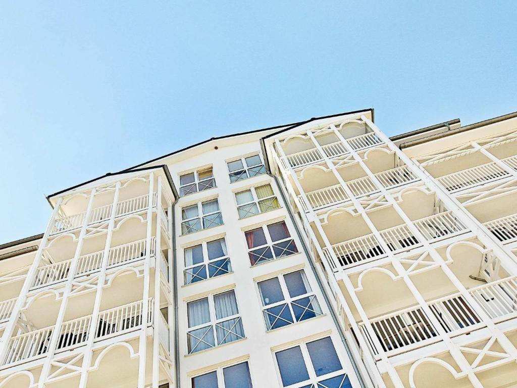 un edificio con balconi bianchi sul lato di One-Bedroom Holiday home in Großenbrode 3 a Grossenbrode