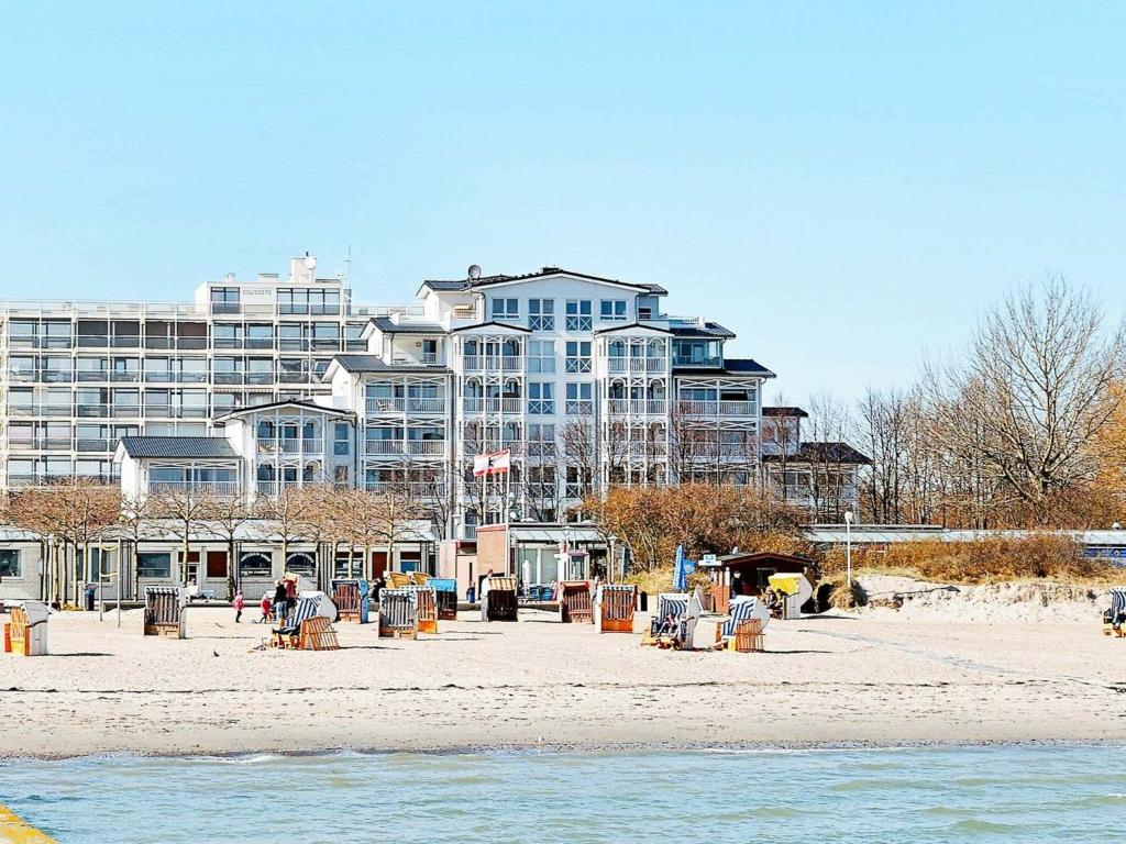 グローセンブローデにあるOne-Bedroom Holiday home in Großenbrode 5の背景の大きな建物を背景に広がる海岸